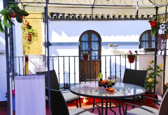 Pensi  n La Montore  a allows 18 year olds to book a room