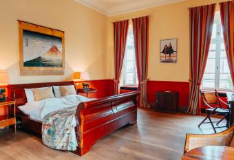 Hotel Ch  teau Bela has rooms with a private hot tub