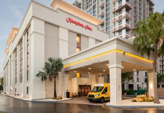 Hampton Inn Miami/Dadeland allows 18 year olds to book a room