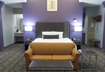 SureStay Plus Hotel by Best Western Warner Robins AFB has rooms with a private hot tub