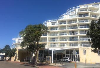 BASE Holidays - Ettalong Beach Premium Apartments allows 18 year olds to book a room