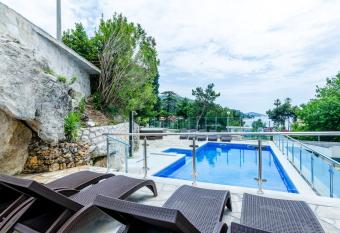 Villa Babilon allows 18 year olds to book a room