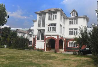 Hotel Ashai has rooms with a private hot tub