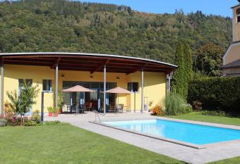 Gasthof-Pension Sch  tz allows 18 year olds to book a room