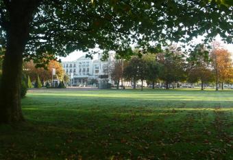 Le balcon de l Hermitage allows 18 year olds to book a room