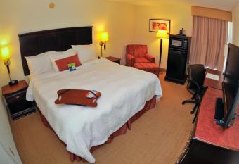 Hampton Inn Elizabethtown has rooms with a private hot tub