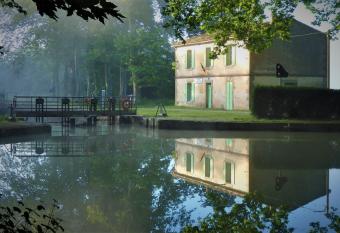 g  te de la Domergue has Balcony rooms