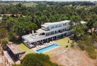 Posada Azul Marino allows 18 year olds to book a room