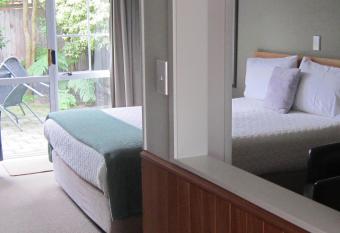 Cottage Mews Motel has Balcony rooms