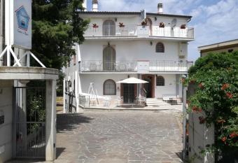 Il Pentagono allows 18 year olds to book a room