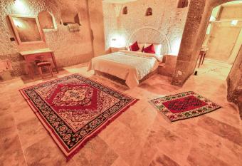 Mosaic Cave Hotel has rooms with a private hot tub