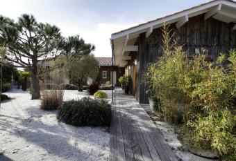 Hotel des Dunes allows 18 year olds to book a room