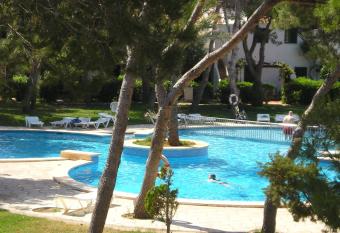 Apartamentos Las Brisas I & II allows 18 year olds to book a room