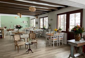 Bed&Breakfast Eifelpension Br  ckenschenke allows 18 year olds to book a room