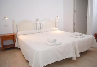 Hostal Paris Ciutadella allows 18 year olds to book a room