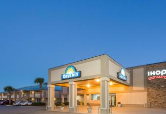 Days Inn by Wyndham Adel I-75 has Smoking rooms