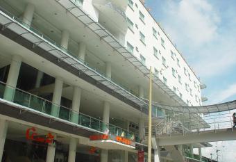 Hotel San Jos   Plaza allows 18 year olds to book a room