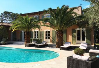 Le Champmazet has Balcony rooms