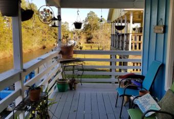 COZY RIVERFRONT HOUSE SLEEPS 6 With Washer & Dryer has Balcony rooms