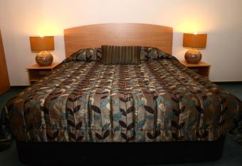 Greenlane Manor Motel has rooms with a private hot tub