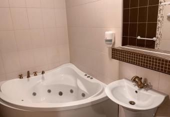 Restauracja Noclegi Ruczaj Czes  awa Worwa has rooms with a private hot tub