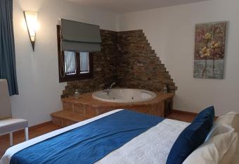 Hotel Rural los Tadeos has rooms with a private hot tub