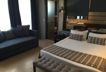 Maison Hotel has rooms with a private hot tub