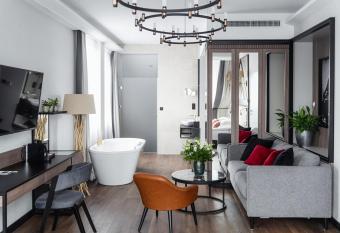 Rysy Boutique Hotel has rooms with a private hot tub