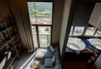 Cityloft 161 has Smoking/Balcony rooms