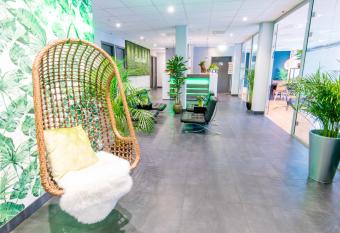 Court Garden Hotel - Ecodesigned allows 18 year olds to book a room