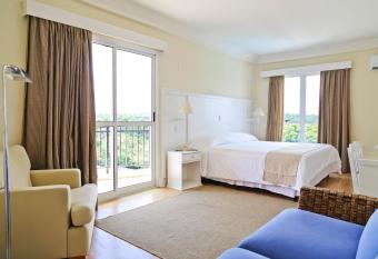 Vit  ria Hotel Convention Indaiatuba has rooms with a private hot tub