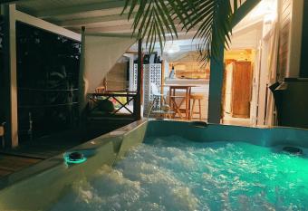 Bungalow Karaib Lodge allows 18 year olds to book a room