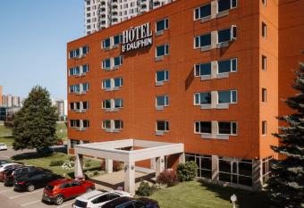 Le Dauphin Montreal-Longueuil allows 18 year olds to book a room