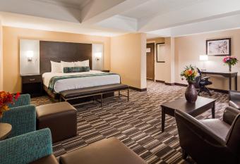 Best Western Downtown Sudbury Centreville has rooms with a private hot tub