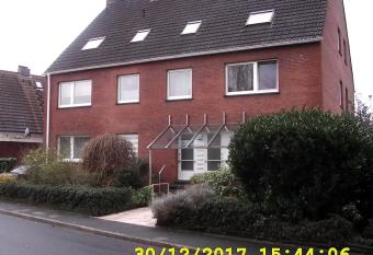 Apartment in Duisburg-Rheinhausen allows 18 year olds to book a room