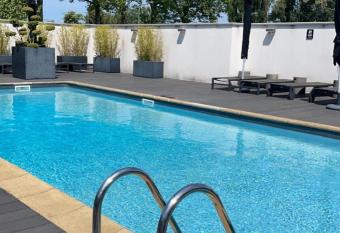 Golden Tulip Roissy Saint Witz allows 18 year olds to book a room