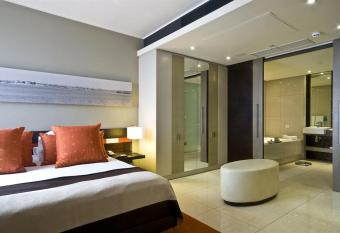 Radisson Blu Hotel, Dakar Sea Plaza has rooms with a private hot tub