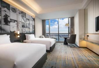 Wyndham Grand Suzhou Fenhu has rooms with a private hot tub