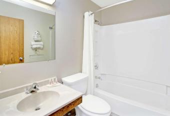 Super 8 by Wyndham Mokena/Frankfort /I-80 has rooms with a private hot tub