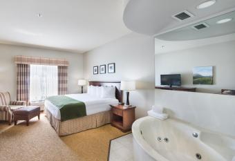 Country Inn & Suites by Radisson, Greeley, CO has rooms with a private hot tub