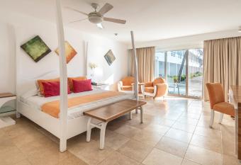 Be Live Experience Hamaca Suites has rooms with a private hot tub