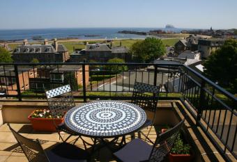 No 10 Royal Apartments has Balcony rooms