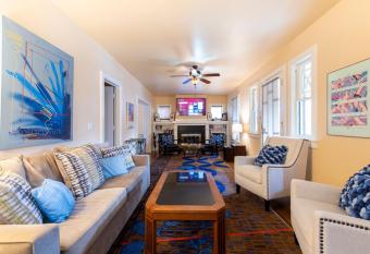 Highlands Home Walk to All has Balcony rooms