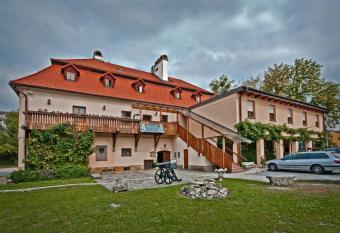 Penzion U Kriveho psa allows 18 year olds to book a room