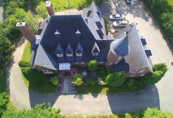 Chateau Murdock Gite et Esthetique 1950 allows 18 year olds to book a room