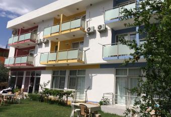 Haciely Thermal Otel has rooms with a private hot tub