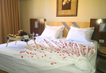 King Konfort Hotel has rooms with a private hot tub