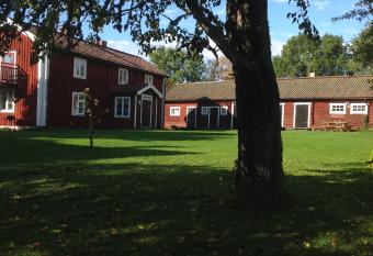 Bull-August g  rd vandrarhem/hostel allows 18 year olds to book a room