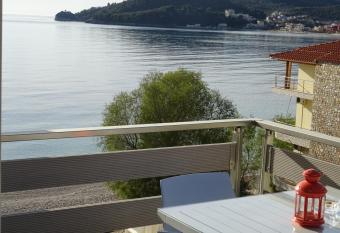 Menikos Apartments has Balcony rooms