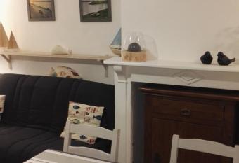 L Estacade : maison de pecheur allows 18 year olds to book a room